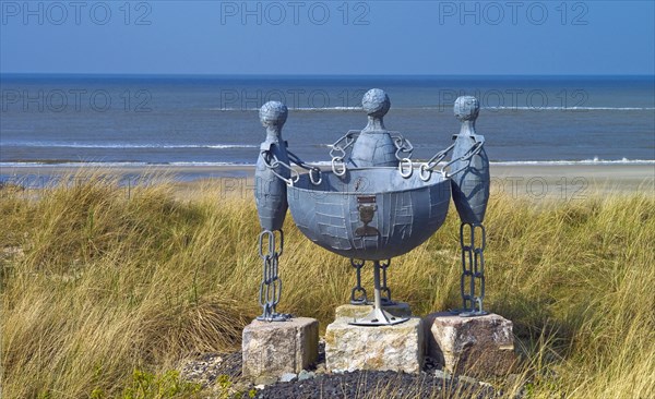Think about a group of figures on the beach of the island of Wangerooge