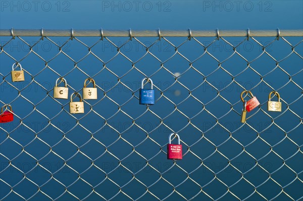 Padlocks as a symbol for bonding