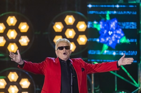 Singer Heino performing on stage. 50 years of the ZDF Hit Parade