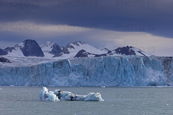 Samarinbreen glacier calving into Samarinvagen