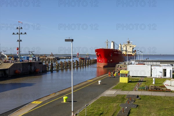 Bulk carrier Federal Shimanto during entry into the locks of the Kiel Canal