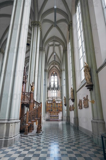 Altar and pulpit staircase in the side aisle