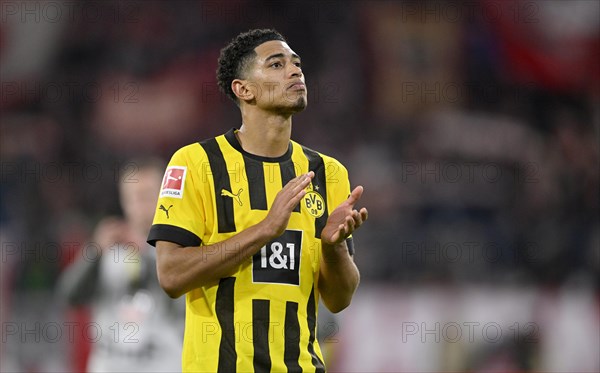 Players thank the fans Gesture Jude Bellingham Borussia Dortmund BVB