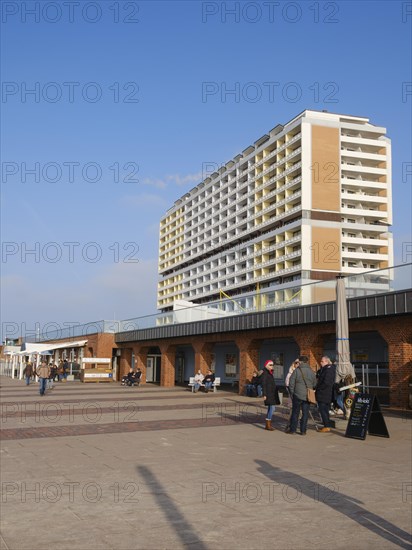 Promenade and flat house