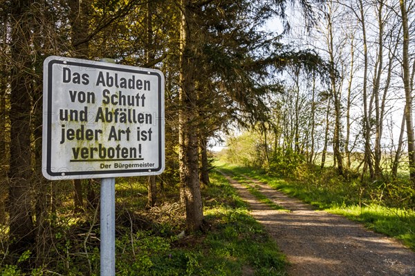 Prohibition sign on the forest path: Dumping of debris and waste of any kind is prohibited!