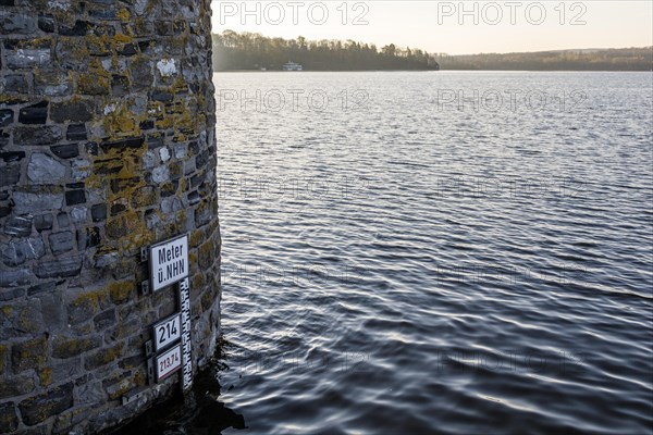 Level display of the dam height at the slide towers on the dam wall at the main basin