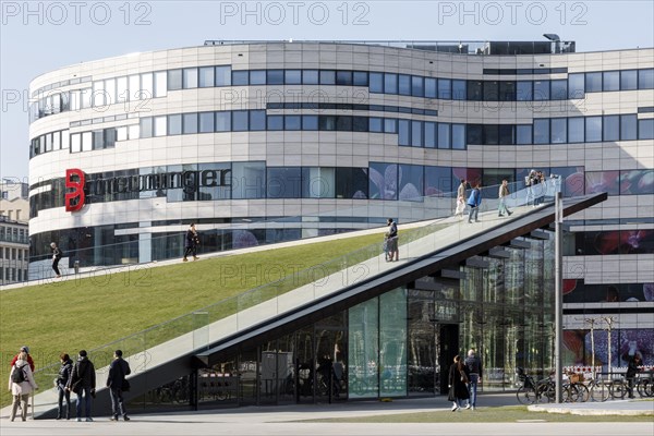 Walk-on roof of the triangular pavilion