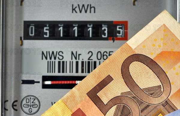 Electricity meter EURO banknotes Symbolic image Energy costs Electricity costs