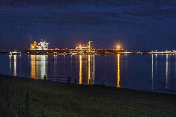 Crude oil tanker Landbridge Prosperity at the discharge bridge of the NWO in the Jade Bay