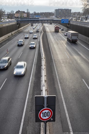 Permitted speed limit 100 kmh on the A59 urban motorway