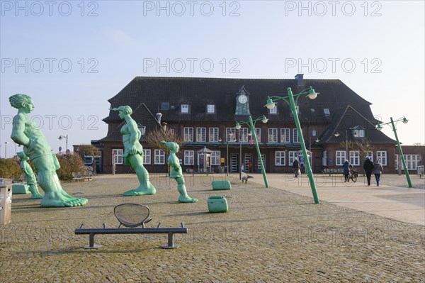 Travelling Giants Family in the Wind