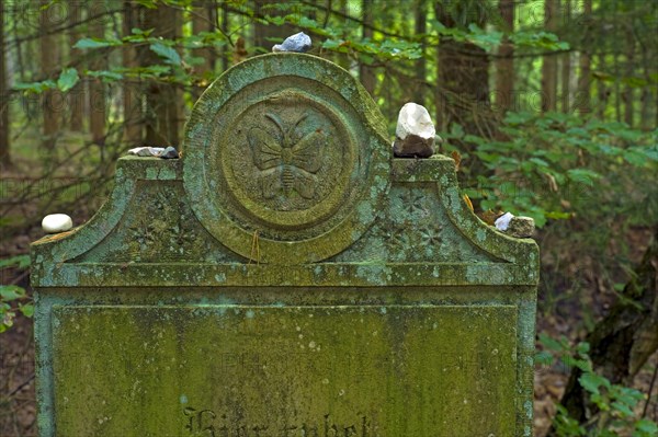 Symbolism on a Jewish gravestone