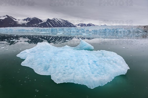 Ice floe in front of Monacobreen