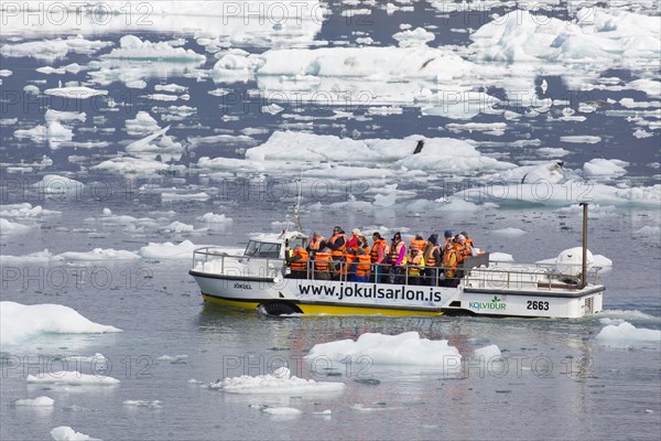 Tourists on amphibian boat tour at Joekulsarlon