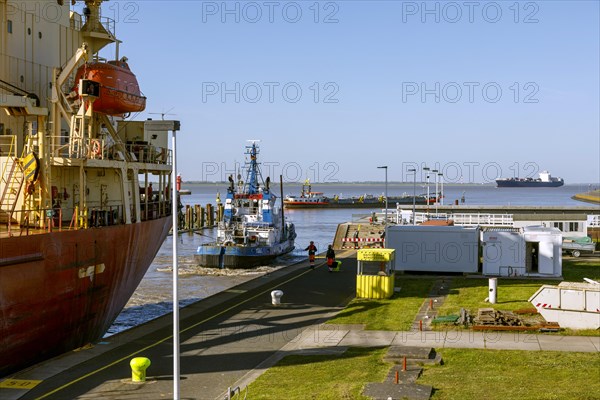 Tugboat at the entrance to the locks of the Kiel Canal