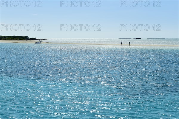 Narrow sandbank off Cambridge Cay