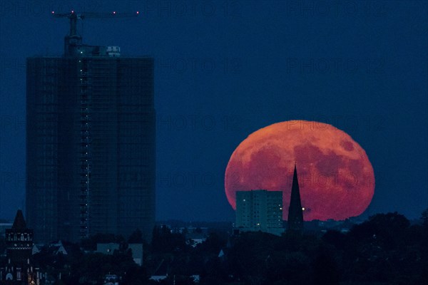 The so-called strawberry moon stands out at the rise next to the Steglitzer roundabout in Berlin