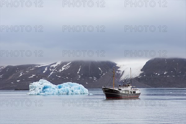 Arctic expedition ship MS Cape Race visiting Monacobreen