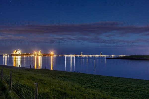 Crude oil tanker Landbridge Prosperity at the discharge bridge of the NWO in the Jade Bay