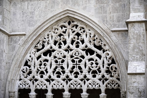 Manueline tracery in the cloister