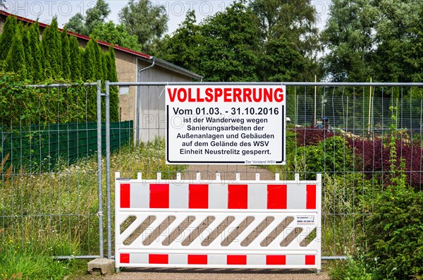 Sign VOLLSPERRUNG on the hiking trail around the Zierker See lake on the grounds of the WSV in Neustrelitz