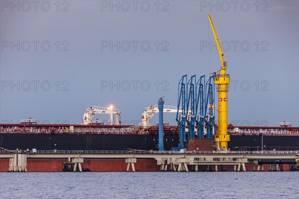 Crude oil tanker Landbridge Prosperity at the discharge bridge of the NWO in the Jade Bay