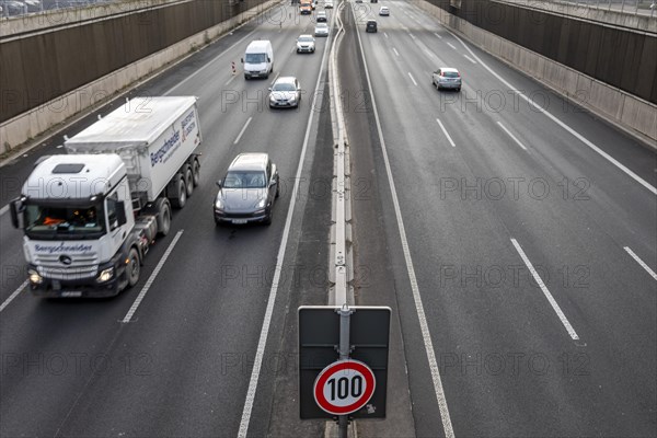 Permitted speed limit 100 kmh on the A59 urban motorway