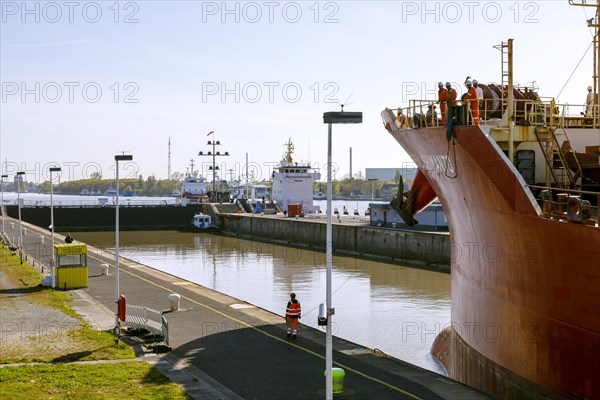 Bulk carrier Federal Shimanto during entry into the lock basin of the Kiel Canal