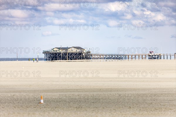 The extensive sandy beach of Sankt Peter-Ording with the typical pile dwellings