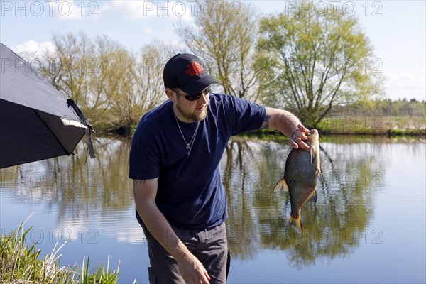 Angler at the Giselau Canal caught a bream