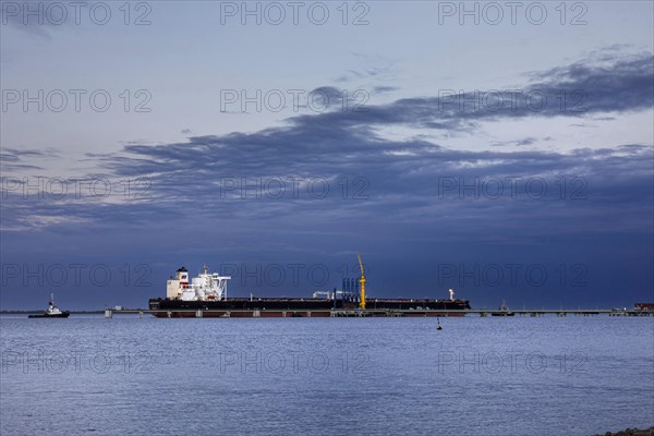 Crude oil tanker Landbridge Prosperity at the discharge bridge of the NWO in the Jade Bay