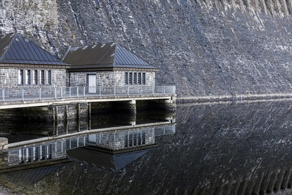 Moehnetalsperre dam with the gatehouses at the Ausgleichsweiher