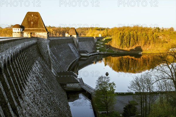 Moehnetalsperre dam with the gatehouses at the Ausgleichsweiher