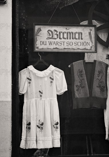 Shop window decoration of a junk shop