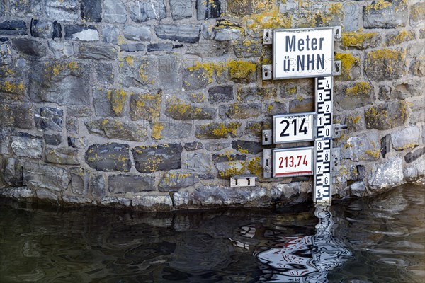 Level display of the dam height at the slide towers on the dam wall at the main basin