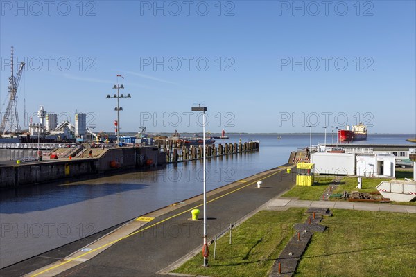 Bulk carrier Federal Shimanto during entry into the locks of the Kiel Canal