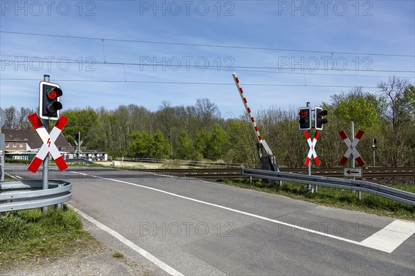 Closing barriers at level crossing