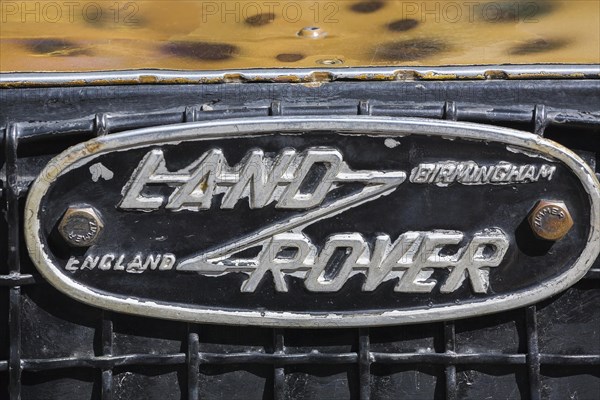 Land Rover logo on older model