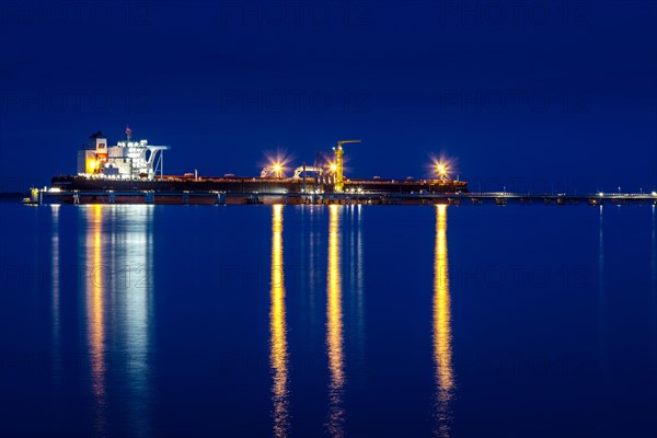 Crude oil tanker Landbridge Prosperity at the discharge bridge of the NWO in the Jade Bay