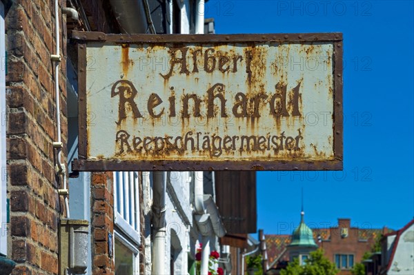 Outdoor advertising of a reep beater