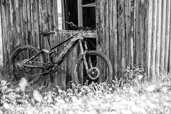 On a sunny summer day on the road with the e-bike in the Zillertal Alps