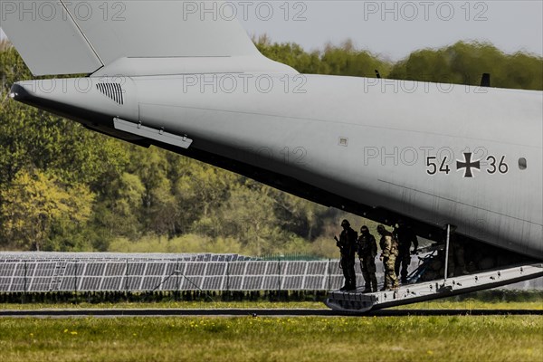 Soldiers leaving the Bundeswehr Airbus A400M aircraft