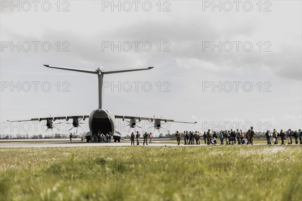 Soldiers bring extras to the Airbus A400M aircraft