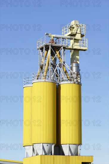 Yellow silos for building material in Hemelinger Hafen