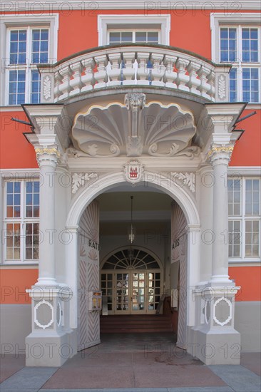 Portal and entrance with ornamentation and balcony to the town hall with town coat of arms built 1725