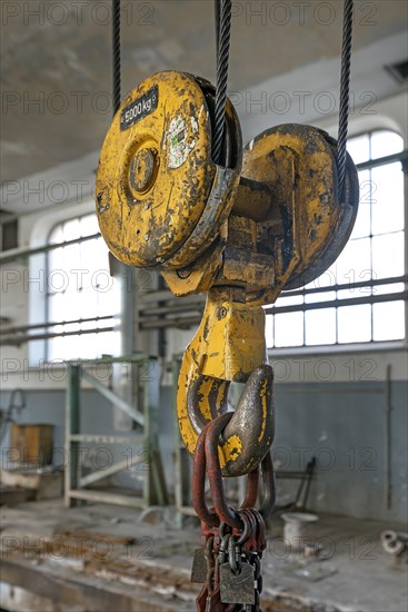 Hooks for heavy loads in a former paper factory