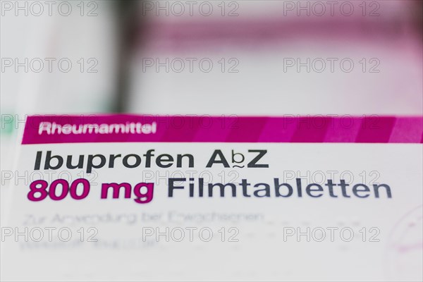 Package with the painkiller Ibuprofen 800