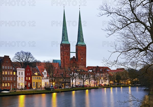 The cathedral with the Obertrave in the evening