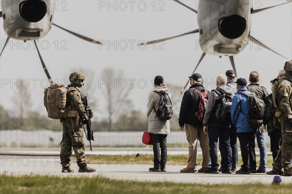 Soldiers bring extras to the Airbus A400M aircraft