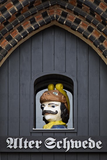 Swede's head in the portal of the Gothic town house Alter Schwede